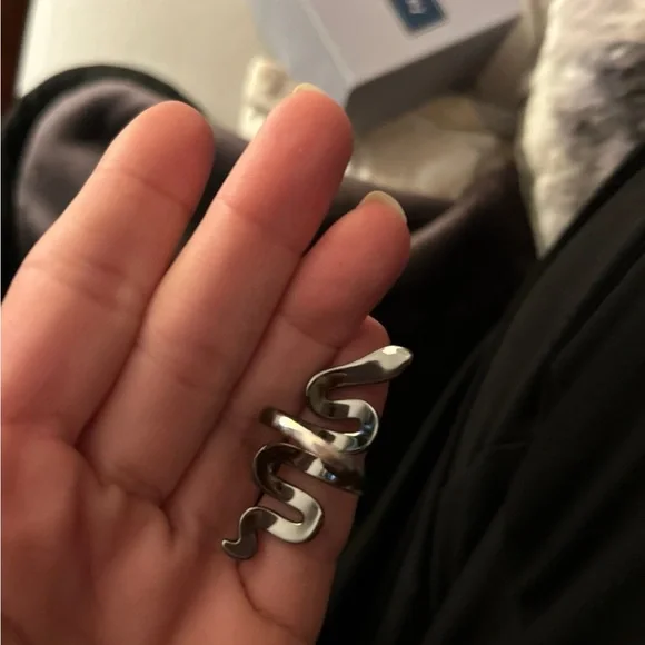 Taylor Swift official Black Reputation Snake Ring - Picture 3 of 9